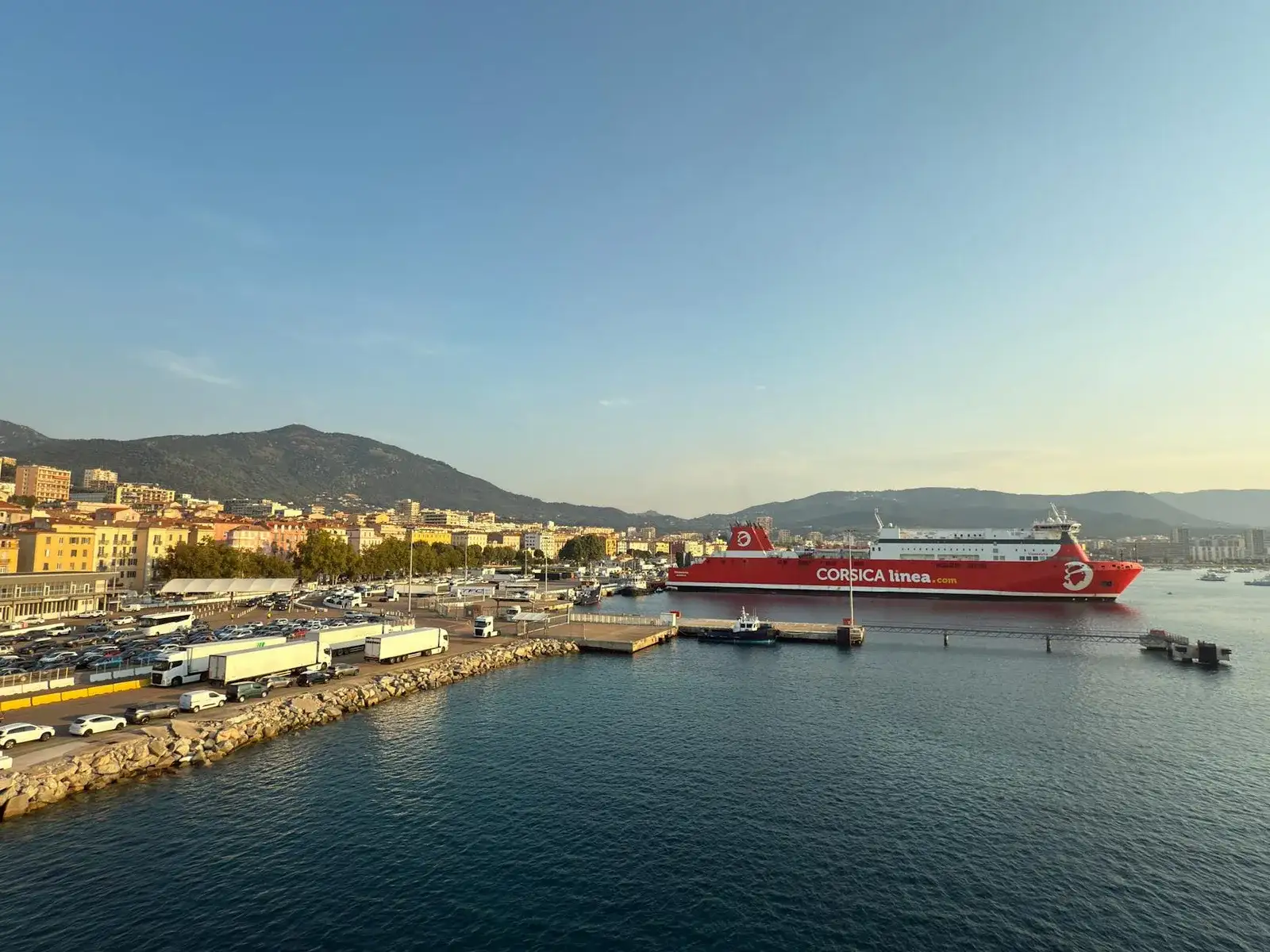 Berline de luxe devant le port d'Ajaccio avec les Îles Sanguinaires en arrière-plan
