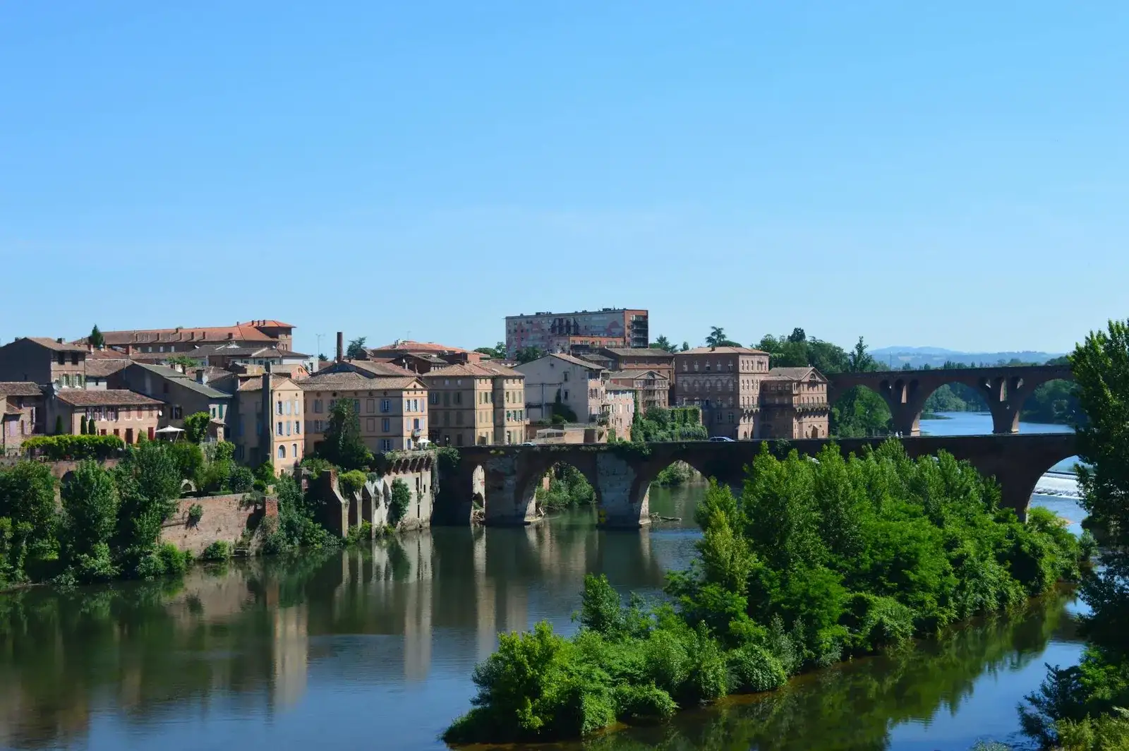 Véhicule de standing devant la cathédrale Sainte-Cécile à Albi