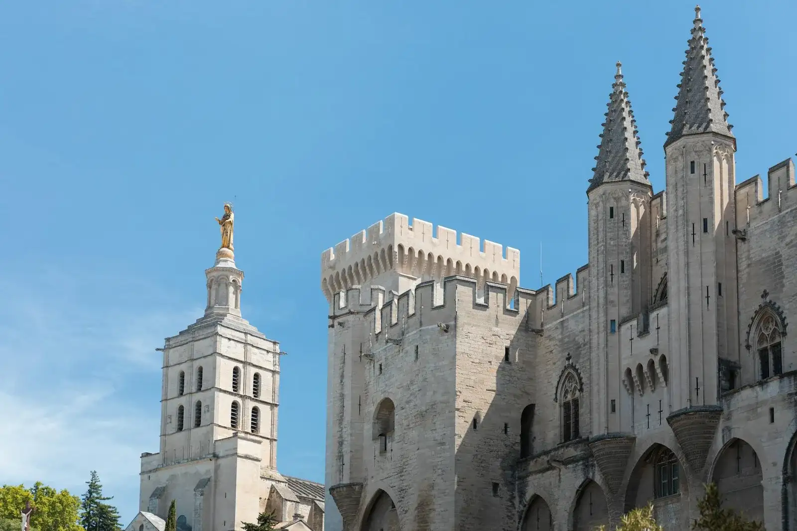 Berline de standing devant le Palais des Papes à Avignon