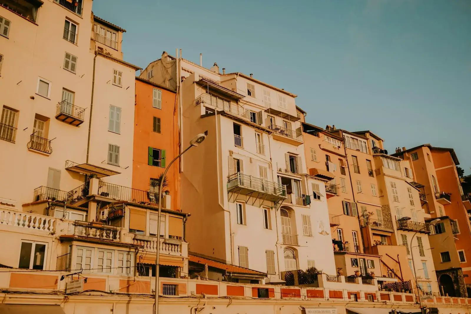 Véhicule de standing devant le Vieux-Port de Bastia et l'église Saint-Jean-Baptiste