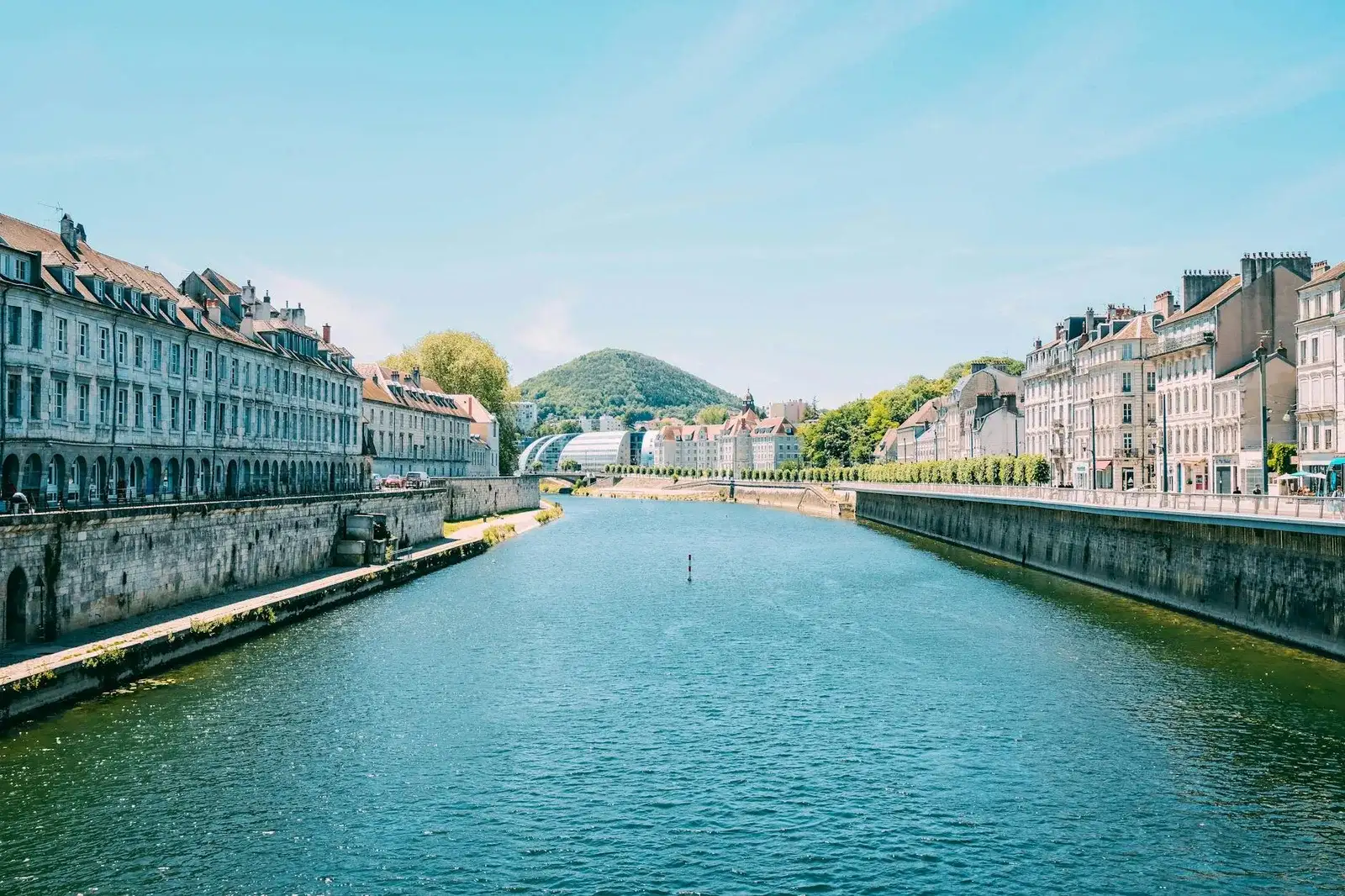 Véhicule de standing devant la citadelle Vauban de Besançon
