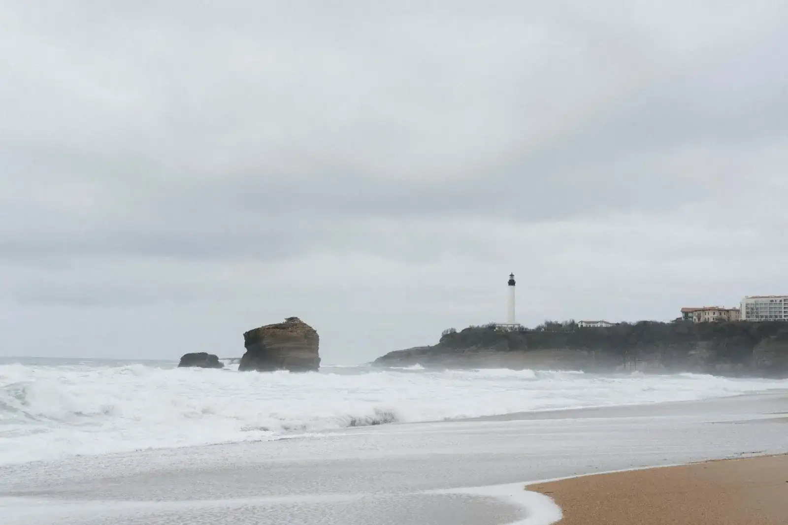 Rocher de la Vierge et Grande Plage de Biarritz face à l'océan Atlantique