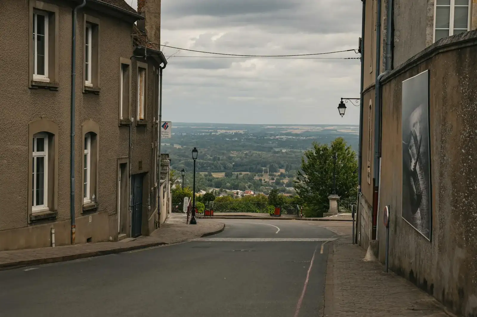 Berline devant le Pont Valentré à Cahors
