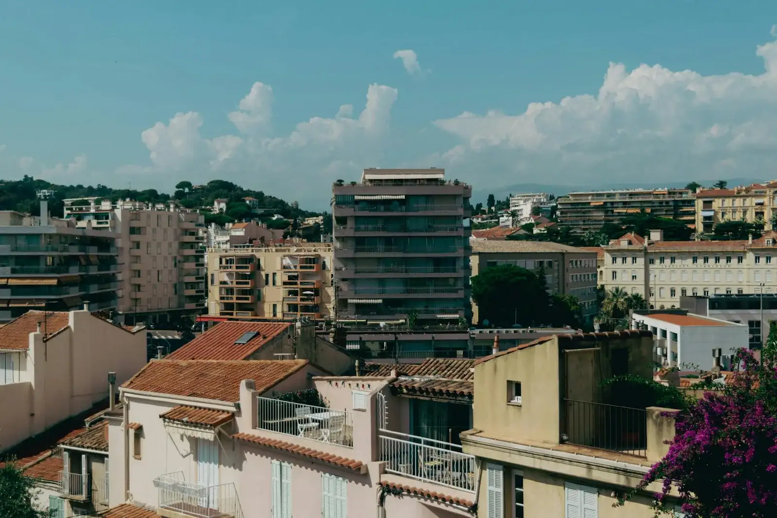 Véhicule de luxe devant le Palais des Festivals à Cannes
