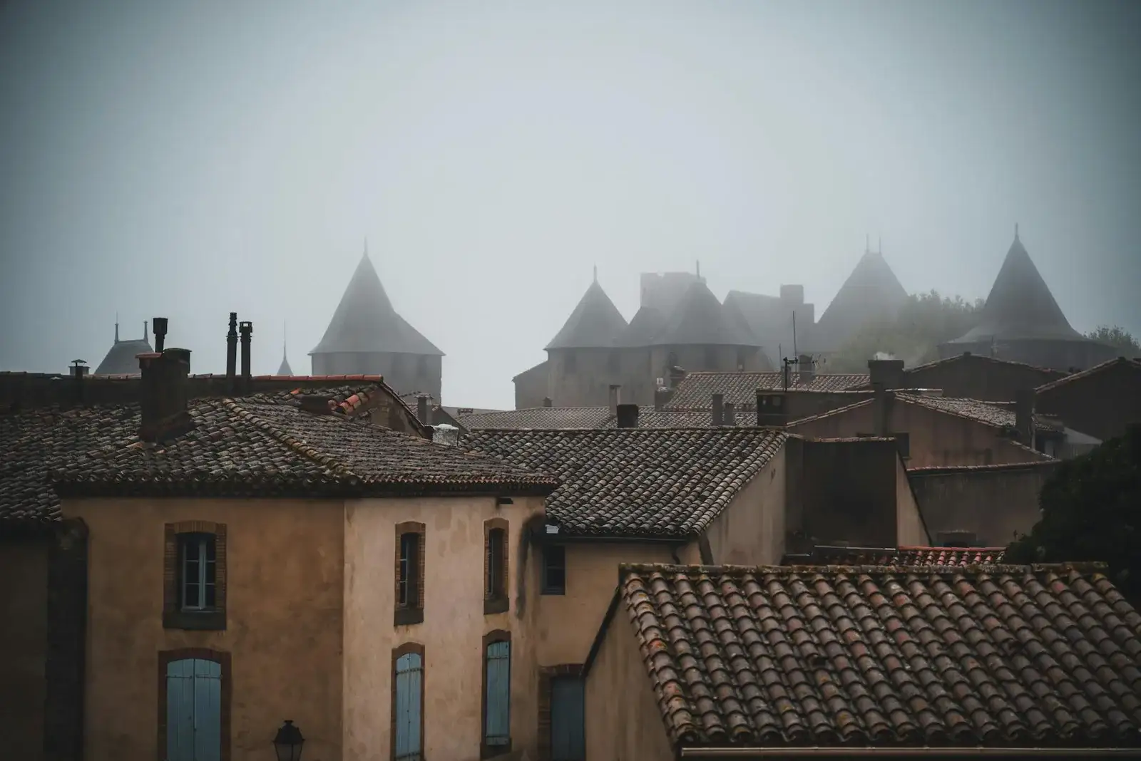 Véhicule haut de gamme devant la Cité médiévale de Carcassonne