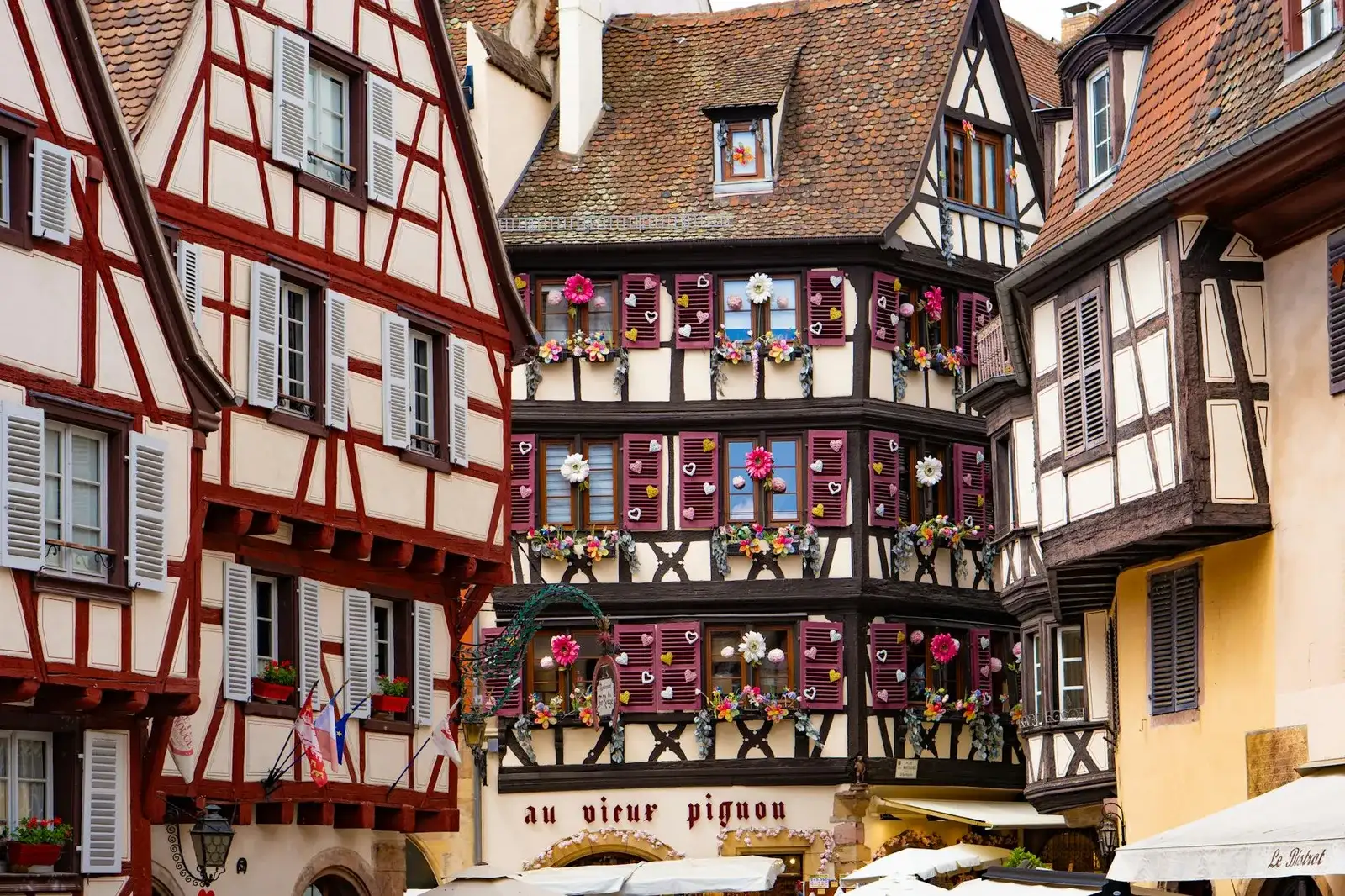 Véhicule de standing dans le quartier de la Petite Venise à Colmar