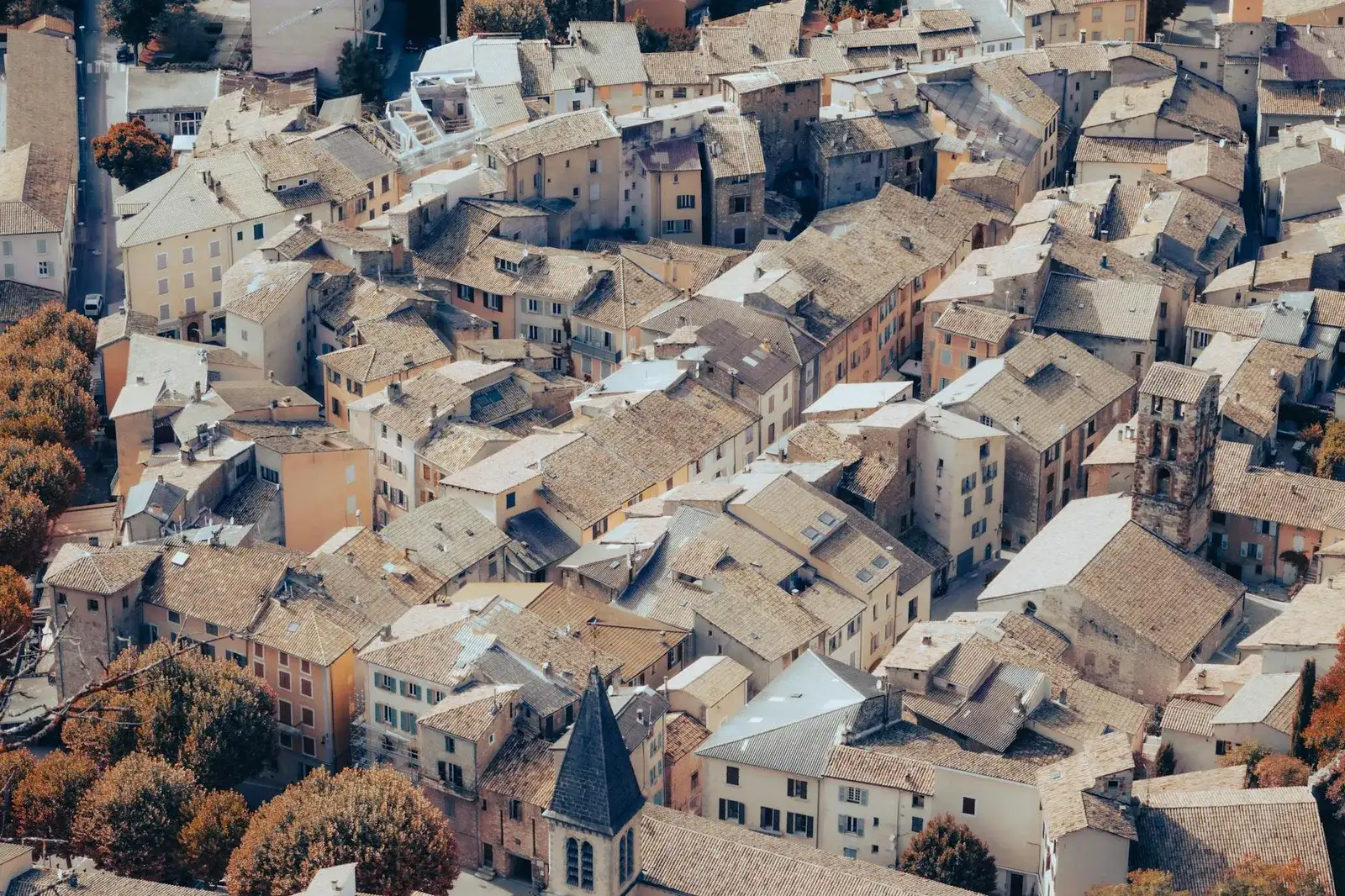 Véhicule de standing au pied du château de Foix en Ariège