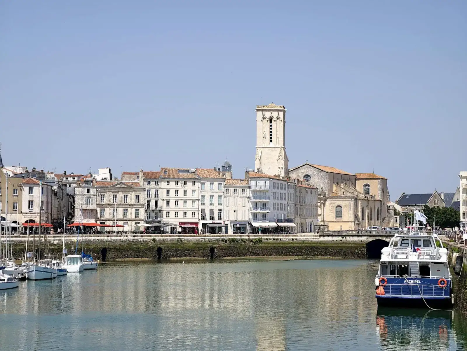 Tours médiévales du Vieux Port de La Rochelle au soleil couchant