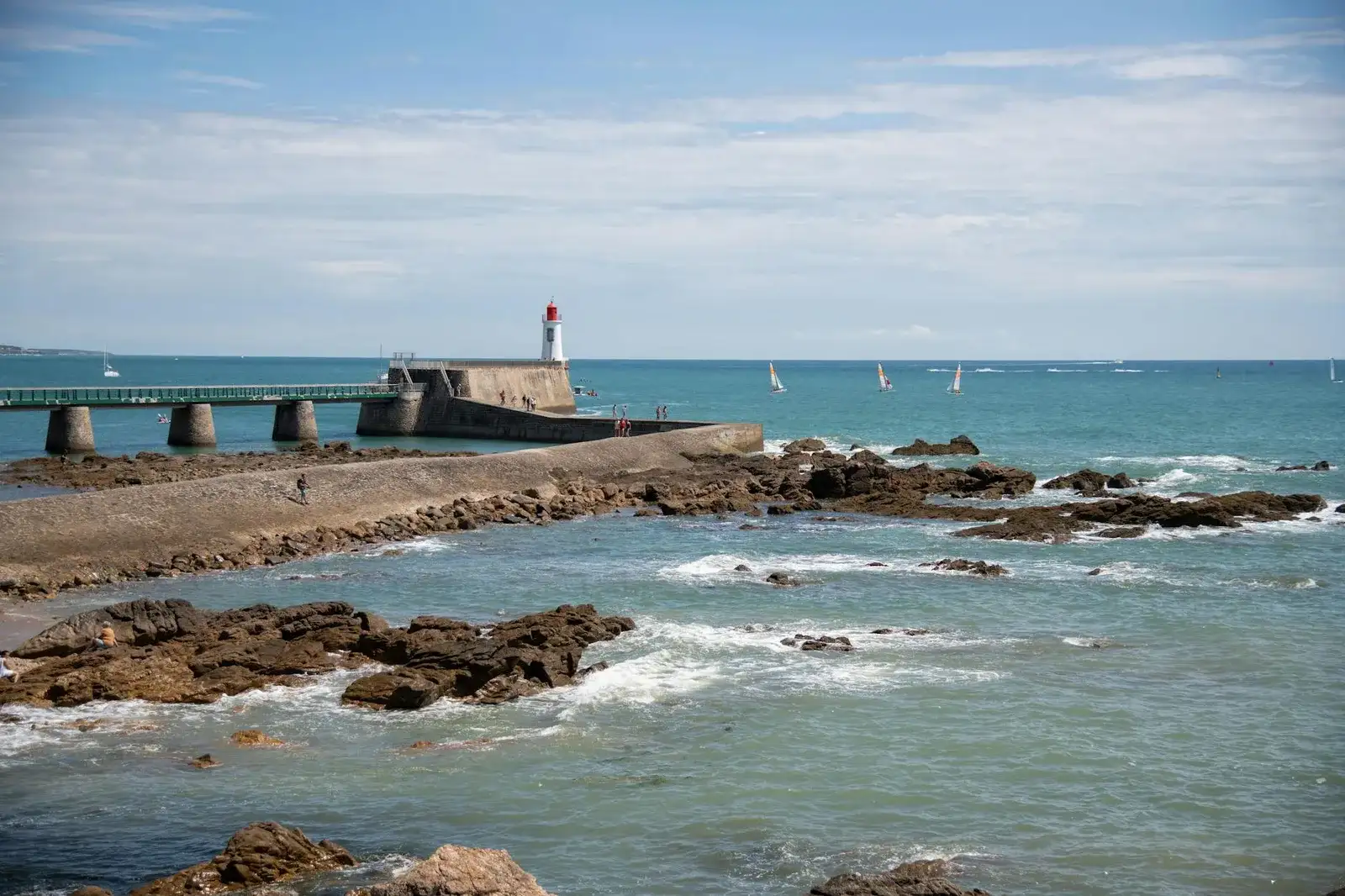 Grande plage des Sables-d'Olonne et chenal du port de plaisance