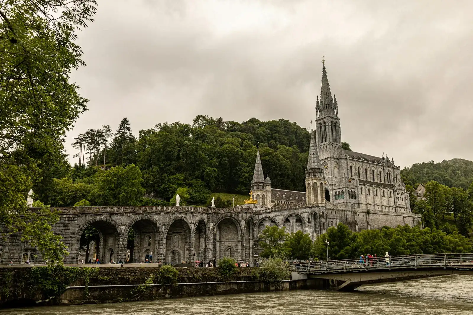 Véhicule de standing devant les sanctuaires Notre-Dame de Lourdes