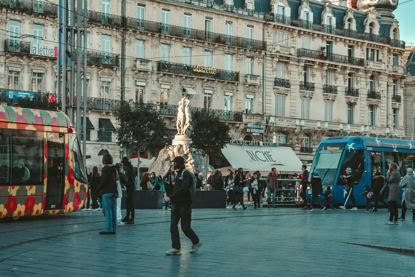 Véhicule de standing devant la place de la Comédie à Montpellier