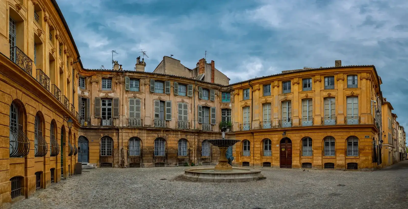 Véhicule de standing devant le Palais des Archevêques à Narbonne