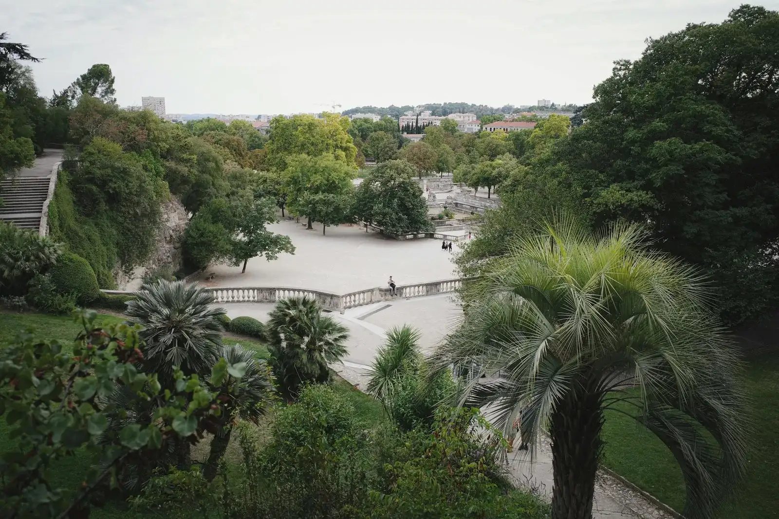 Berline de luxe devant les Arènes de Nîmes
