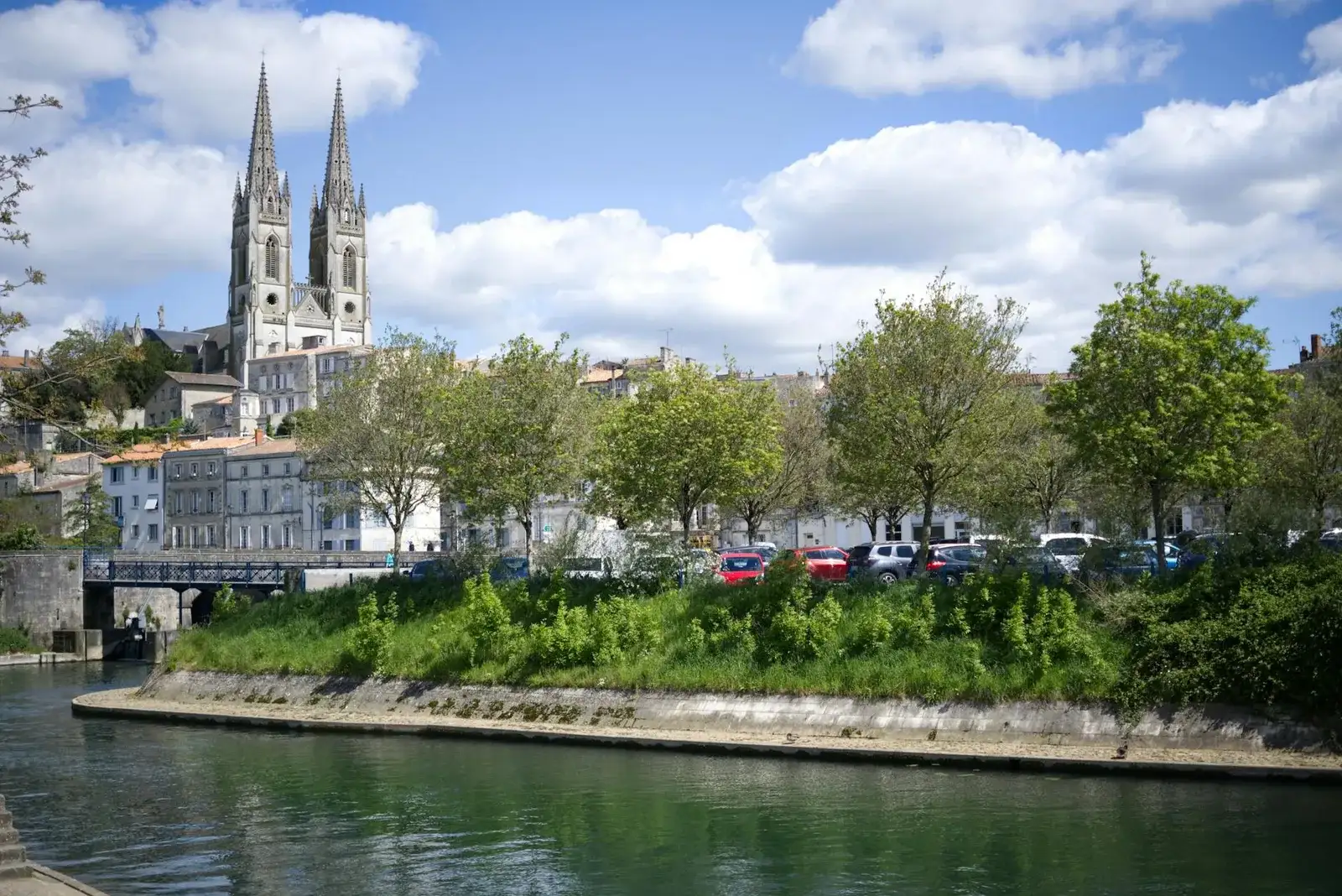 Donjon médiéval de Niort et ses deux tours dominant la Sèvre niortaise