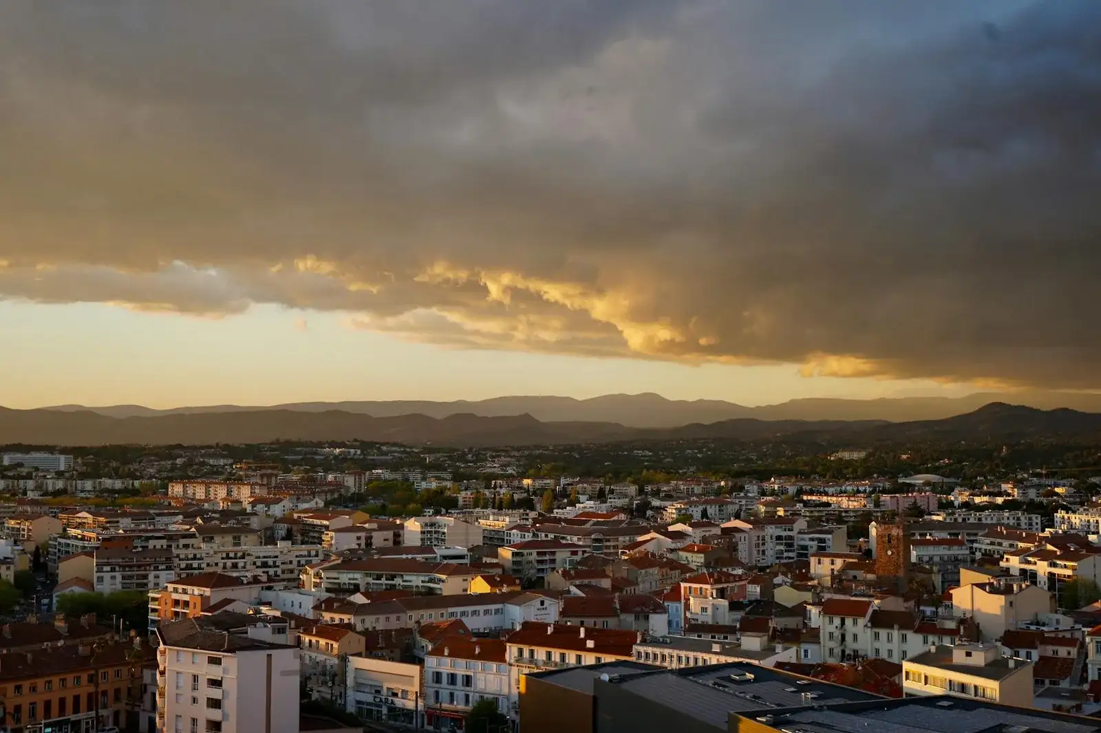 Berline de standing devant le Castillet à Perpignan