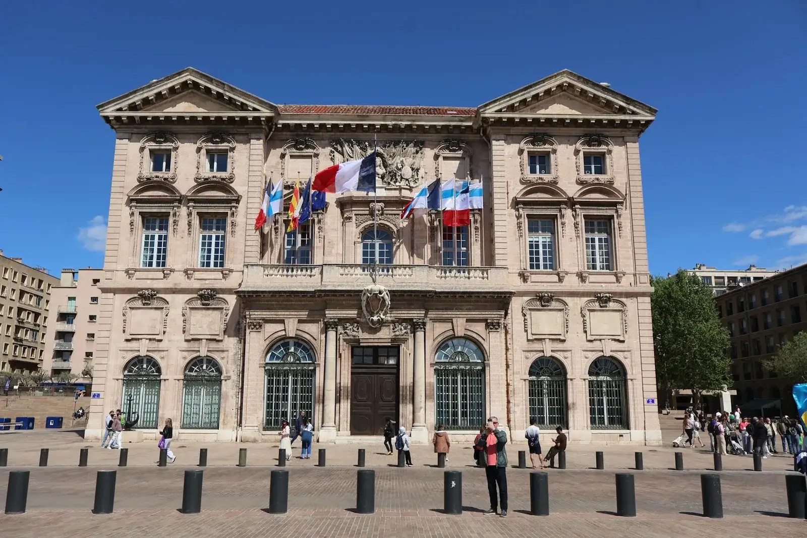 Berline avec chauffeur sur l'esplanade du Champ de Mars à Valence