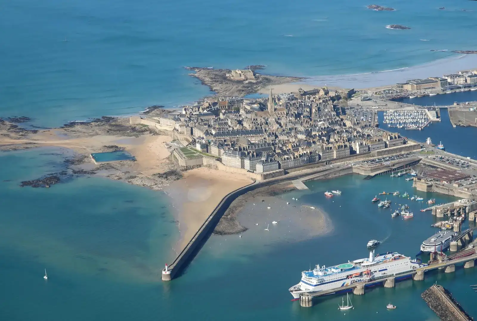 Baie de Saint-Brieuc et cathédrale Saint-Étienne vue du port du Légué