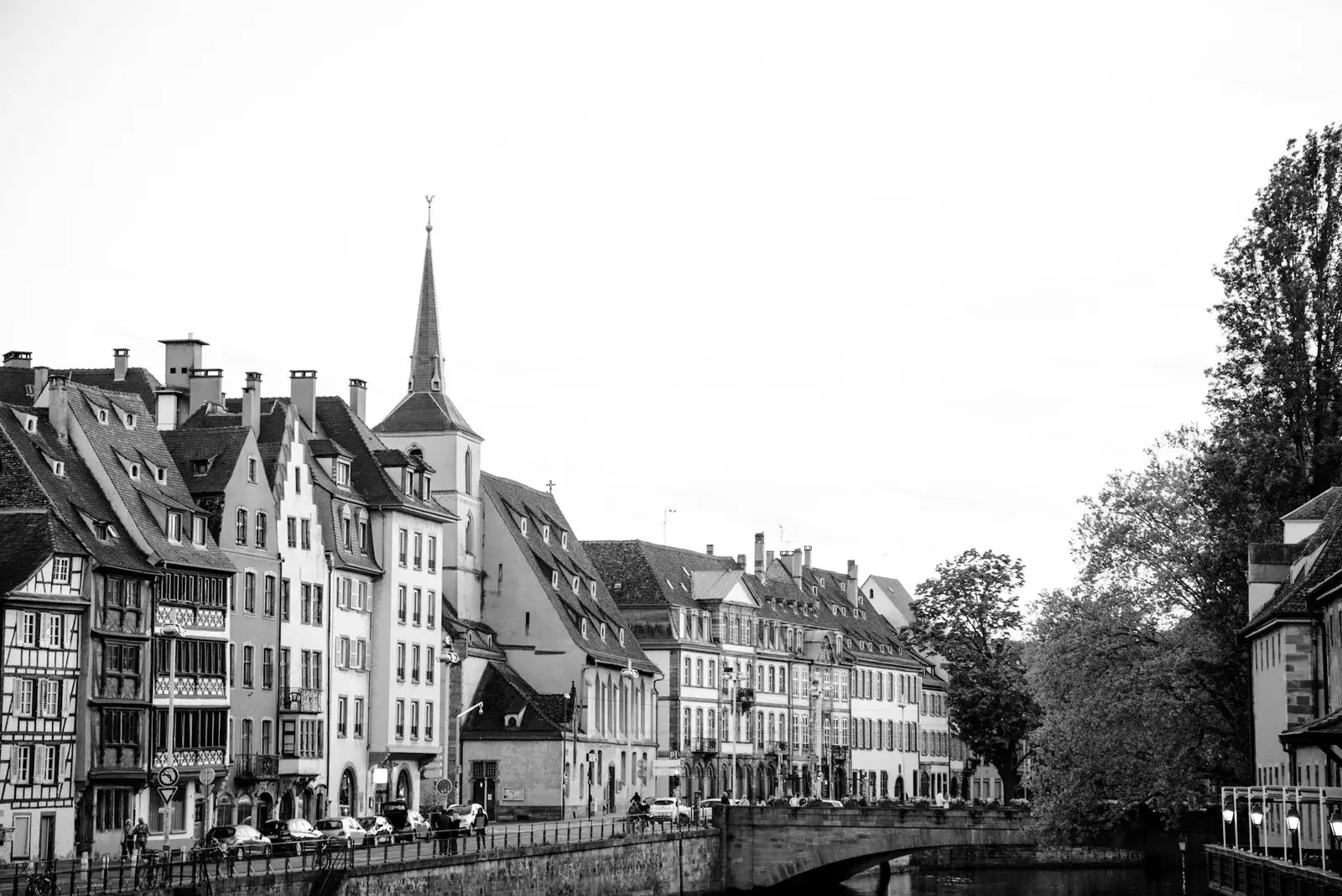 Berline de standing devant la cathédrale Notre-Dame de Strasbourg