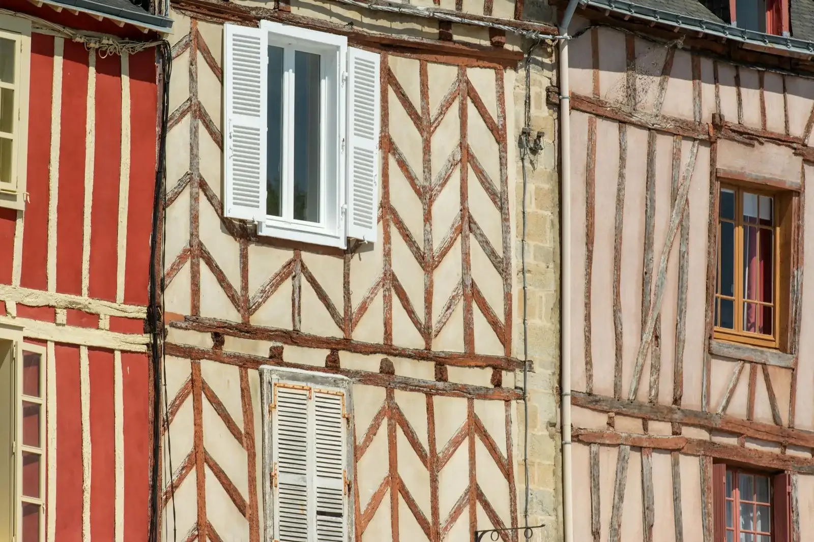 Remparts médiévaux de Vannes et jardins fleuris au bord du port