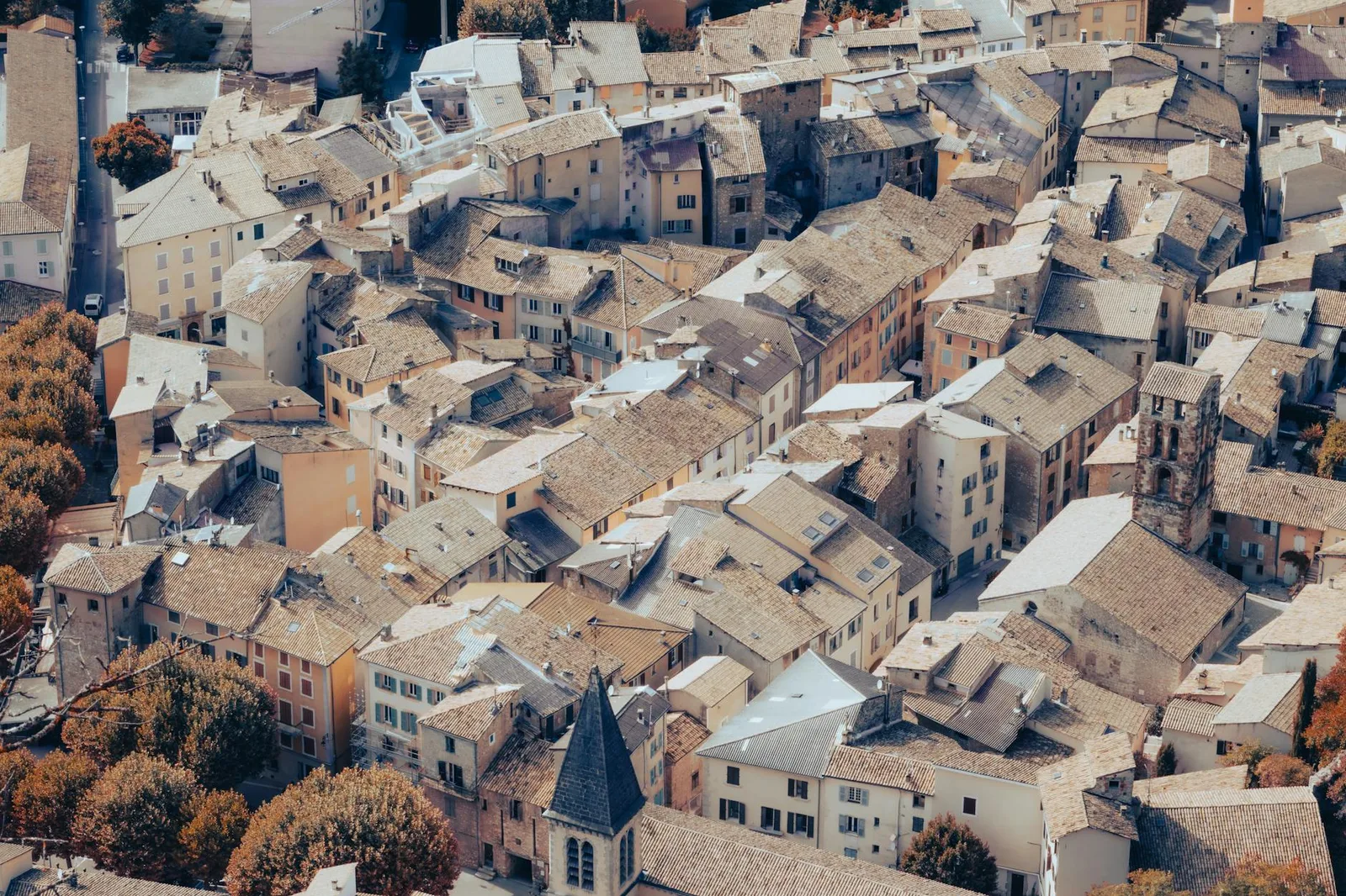 Berline de luxe avec le château d'Aubenas et les collines ardéchoises en fond