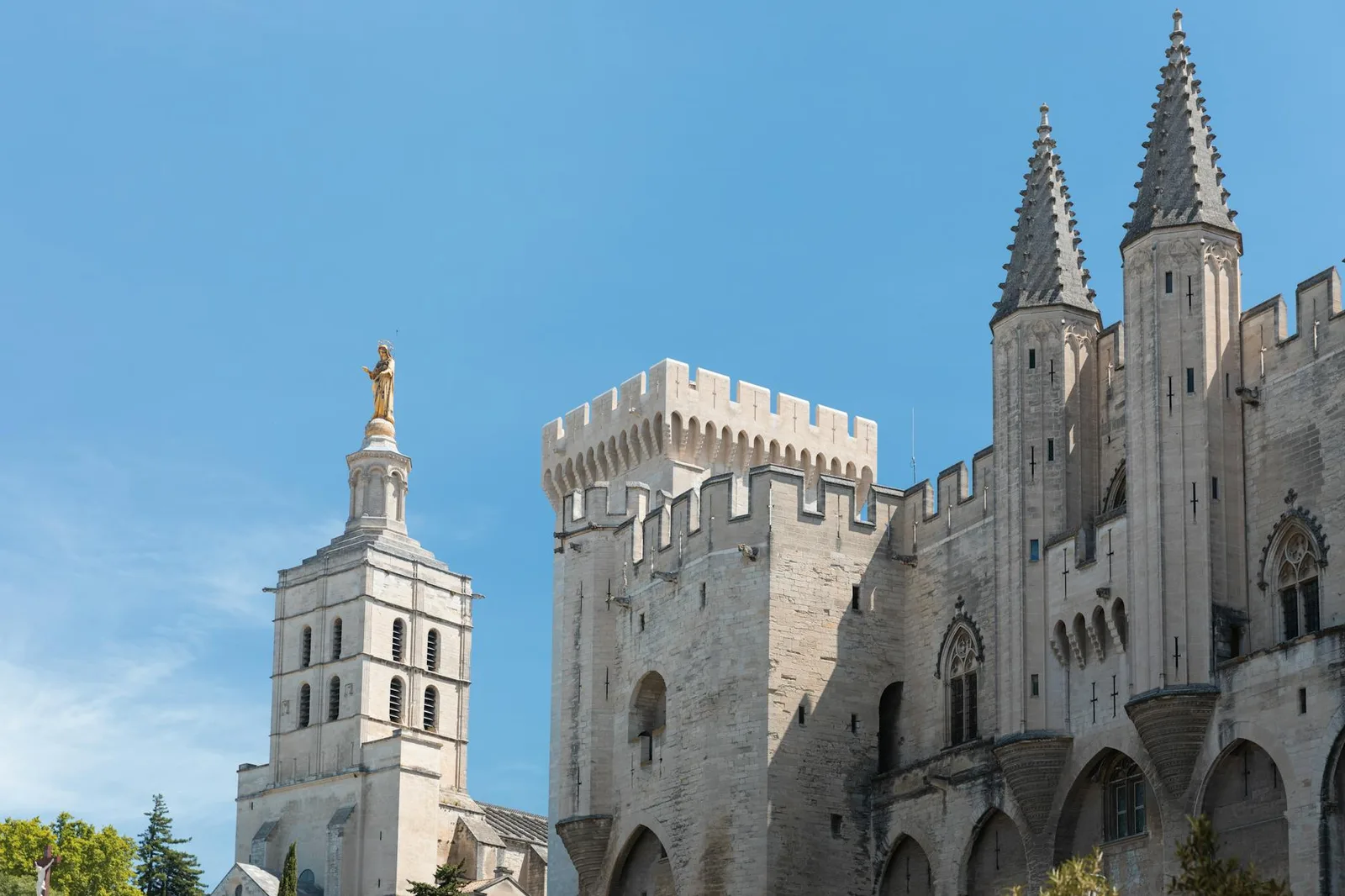 Berline de standing devant le Palais des Papes à Avignon