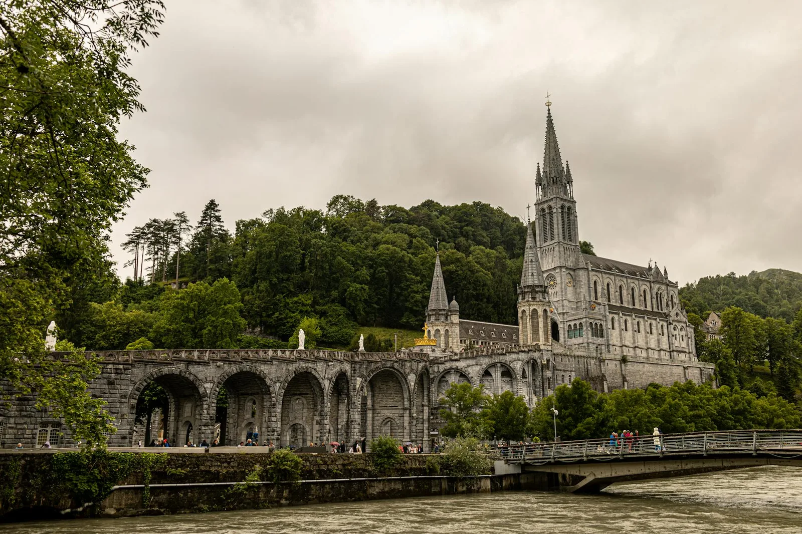 Véhicule de standing devant les sanctuaires Notre-Dame de Lourdes